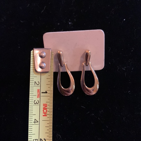 Classic gold tone loop 1” pierced earrings - Picture 3 of 3